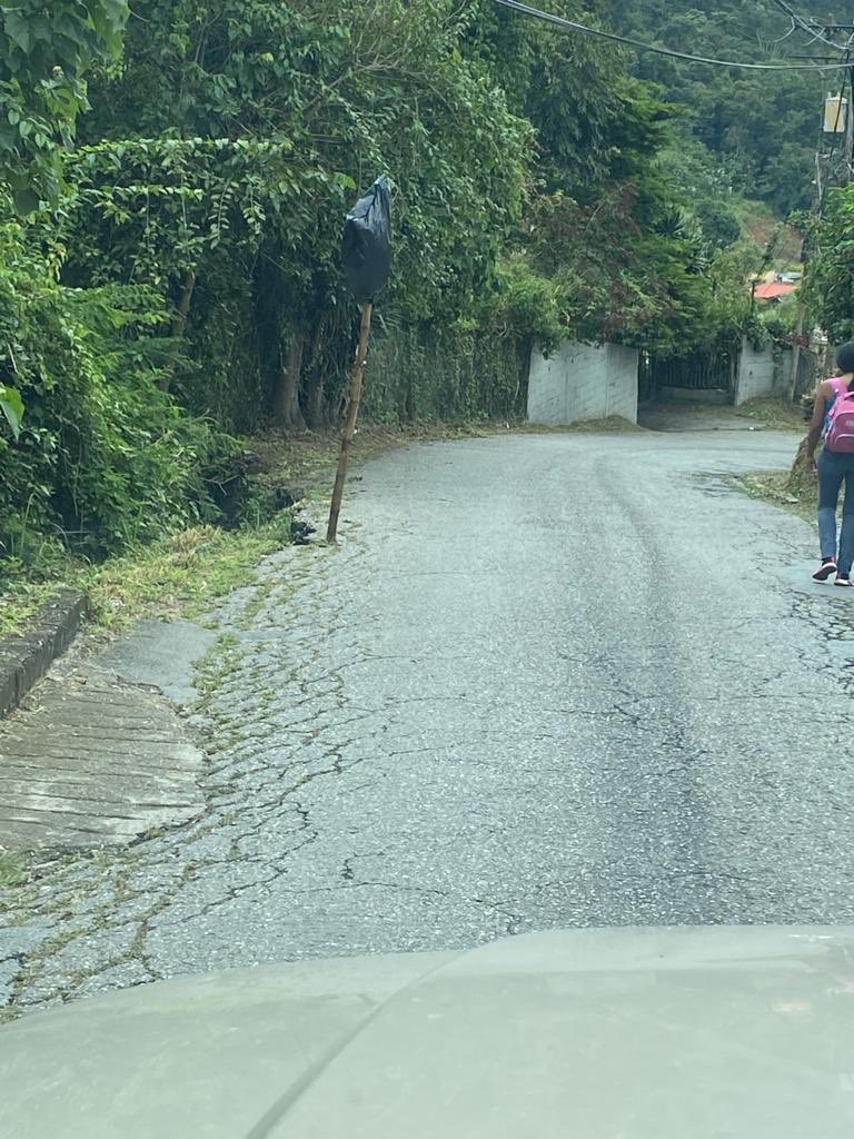 pattymbad's tweet photo. @eliasayegh En la via ppal. De corralito , muy cerca de La Union , hay una falla de borde q puede dejar incomunicadas a muchas familias , corralito solo tiene esa única vía de acceso . Ya los ingenieros de obras públicas hicieron el informe . Urge q el alcalde apruebe el muro de contención. https://t.co/PIpO0RUgcJ