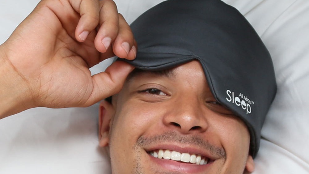 allaboutsleepuk's tweet photo. Wearing an eye mask during sleep can improve next day alertness, according to a study published in the journal Sleep! 
They concluded eye masks are a “simple, economical and non-invasive” to enhance sleep.
#sleepbetter #sleep #sleephack https://t.co/SKELWhFmab