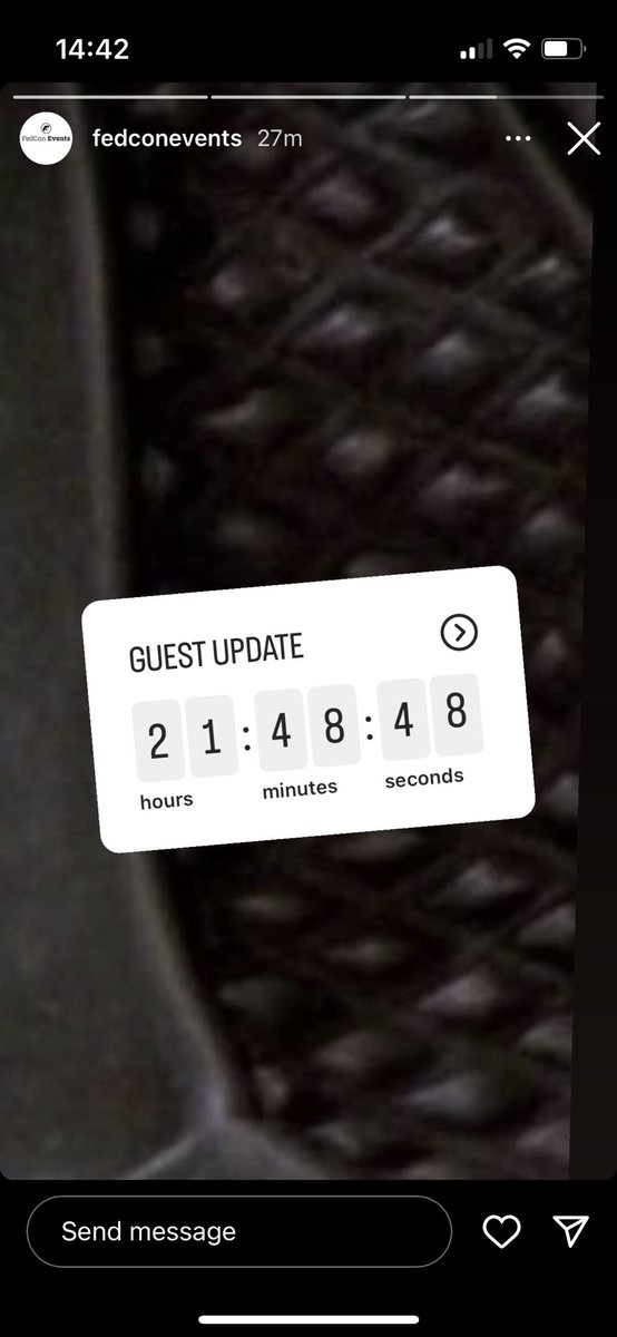 Eveline_x3's tweet image. #Fedcon seems to have learnt from their previous too obvious clue. 😂 This picture is a loooot more zoomed in. Another #Stargate actor? Chris Judge maybe? Would be phenomenal to get the whole team back together.