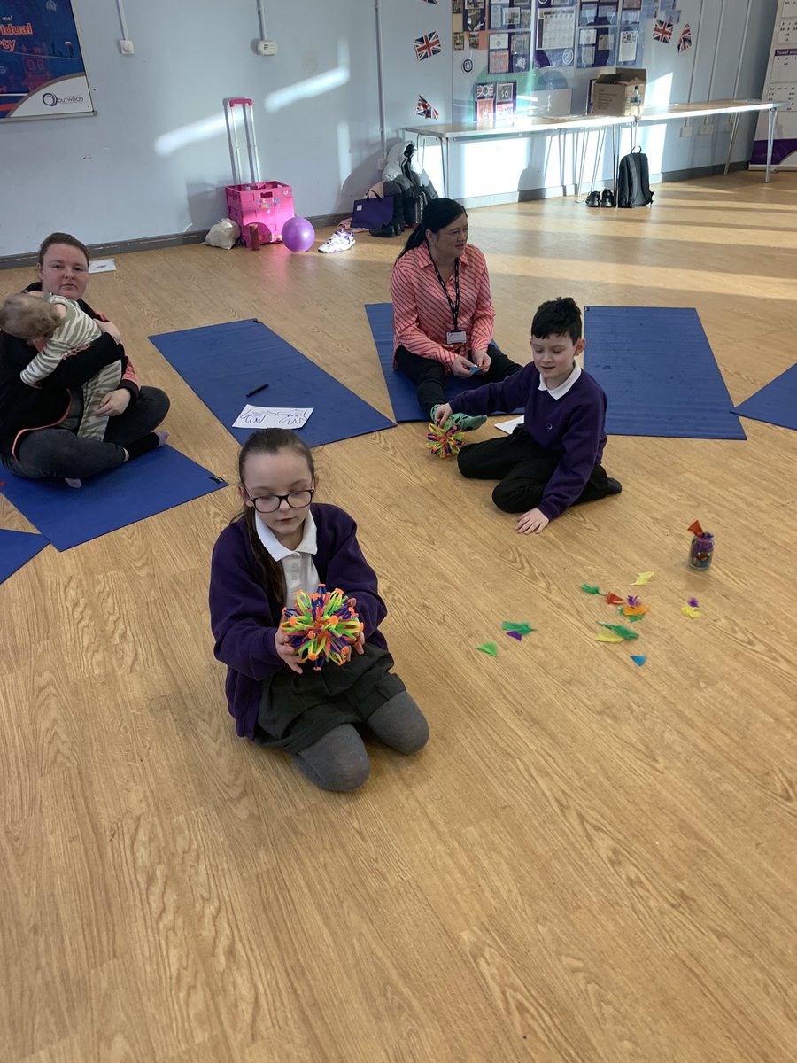 OJA_Brumby's tweet image. Our creating calm session introduced more great techniques to support families with mindfulness techniques and relaxation at home too. The group also explored their positive qualities creating some helping hands 🙌 #creatingcalm