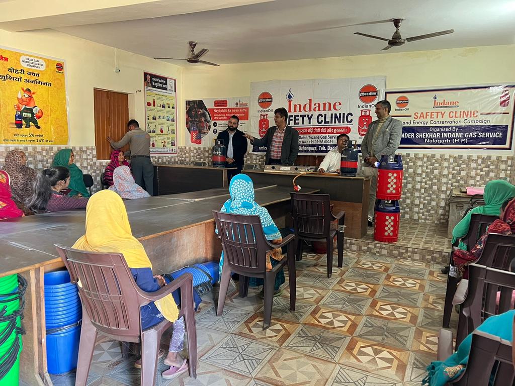 ioclpunjab's tweet photo. #SafetyClinic on #LPG conducted by Rajan Saini &amp; Chander Shekhar #Indane  at Nalagarh,Shimla IDO @ioclpunjab Customers imparted trg  on Safe kitchen practices, LPG cyl handling,ideal installation,PDC,helpline, gen safety #Compositecylinder #Chhotu
@DirMktg_iocl 
@IndianOilcl https://t.co/m3Nwr6cSlG