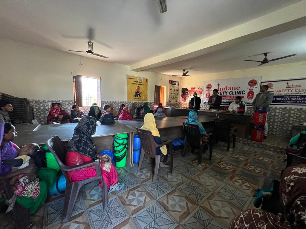 ioclpunjab's tweet photo. #SafetyClinic on #LPG conducted by Rajan Saini &amp; Chander Shekhar #Indane  at Nalagarh,Shimla IDO @ioclpunjab Customers imparted trg  on Safe kitchen practices, LPG cyl handling,ideal installation,PDC,helpline, gen safety #Compositecylinder #Chhotu
@DirMktg_iocl 
@IndianOilcl https://t.co/m3Nwr6cSlG