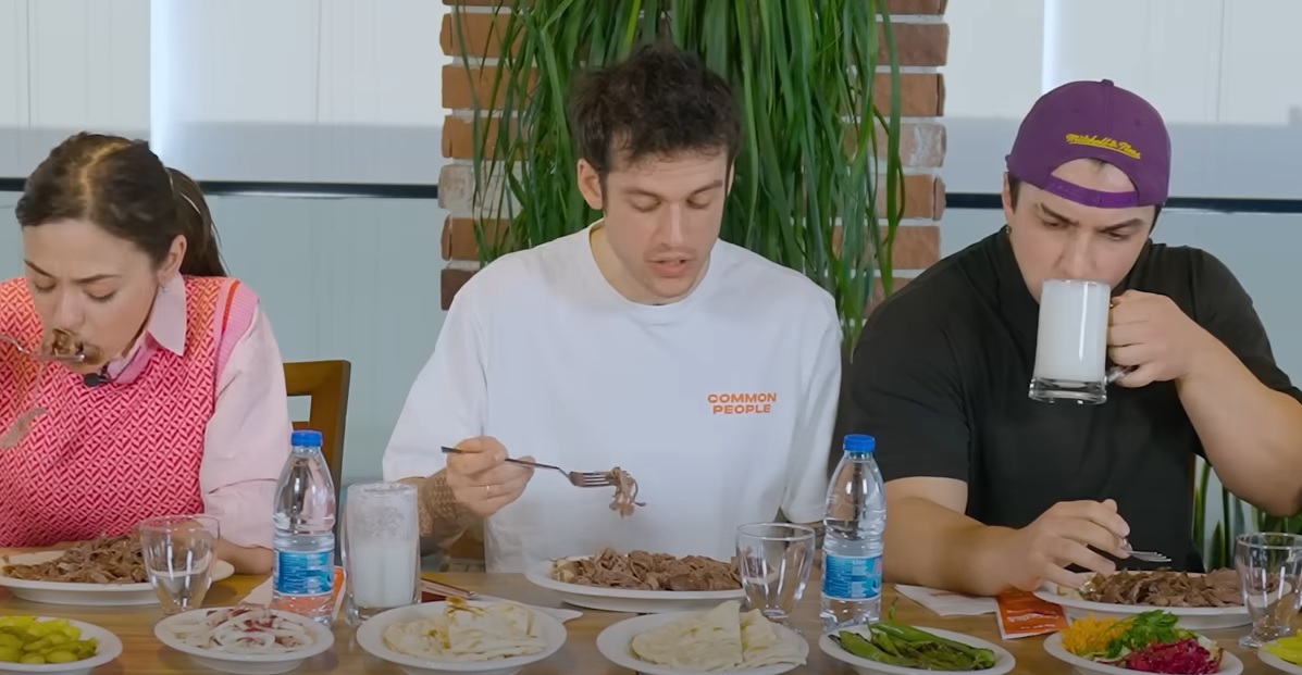 Millet 100 gr. döner yemeyi bile rüyasında görürken çok değerli Youtuber influencer gençler 500 kilo et döner yeme yarışması yapıp, herkesin gözü önünde tıkınıyor.
Millet de bunları izliyor. Bunları izleyip beğenen gençler için gerçekten üzülüyorum.