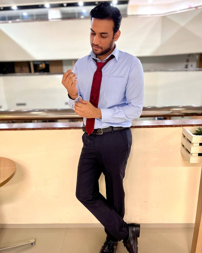 Celebrating sophistication and class simultaneously 😉 #formalattire #formals #shootday #aakaashgupta #model #pose #selflove #positivity instagr.am/p/CoFPRoCPKdp/