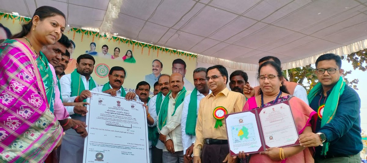 Kurmanath's tweet photo. Tandur red gram farmers get the GI certificate from the Chennai-based Geographical Indications Registry.
@businessline @BLCommodities https://t.co/J9dP4Tr0an