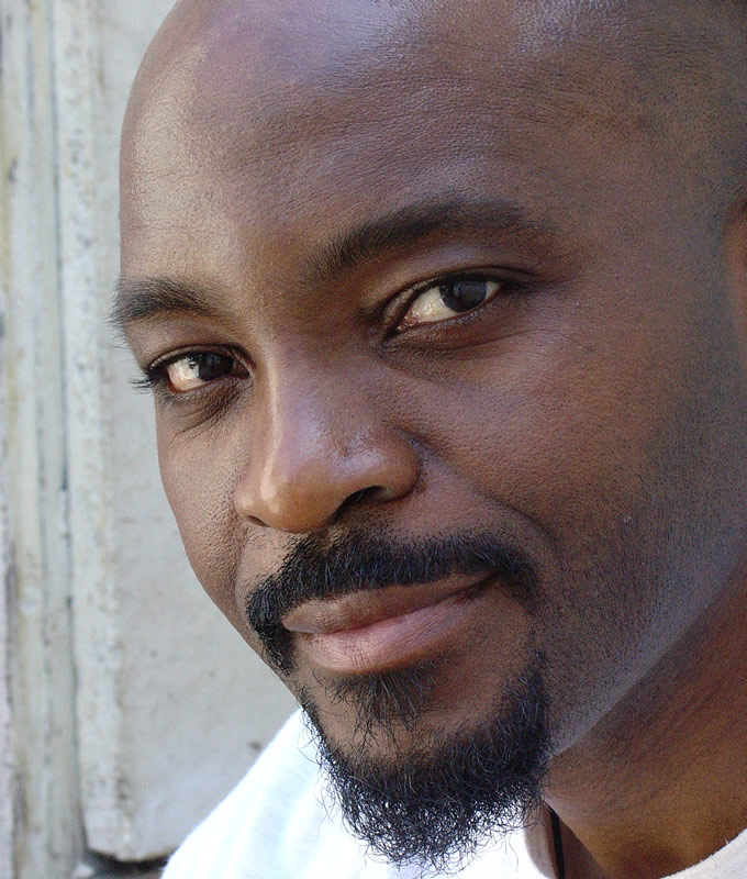 😁 Nous consacrons notre rubrique  #Cculture à <a href="/AbossoloM/">EMIL ABOSSOLO MBO</a> , un artiste à la fois pluriel par son talent et singulier par ses oeuvres.
👁️ De saa vision sur l'art au le cinéma Camerounais,  il nous a tout confié dans un entretien riche en perspectives
buff.ly/3HGRJ03