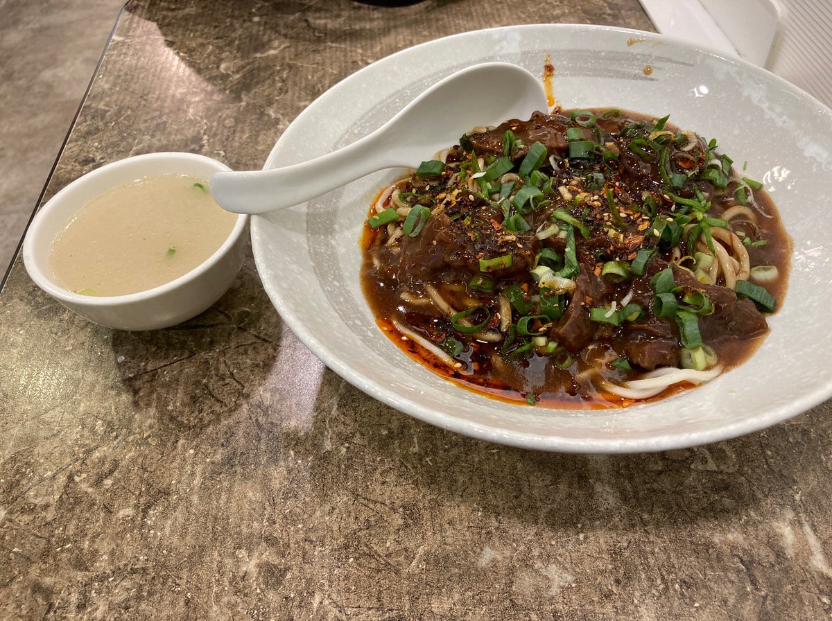 ken14384416's tweet photo. 蔣記家薌麵@六張犁
乾燒牛肉麵（紅油）210元
かねてより眷村菜を求めてここに辿り着く。ソース、肉の柔らかさ、麺の茹で具合全てにおいて最高だった。写真には映ってないが小菜も40源とは思えないほどのクオリティ。ここは通う https://t.co/V992WzRuau