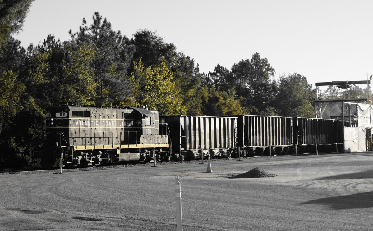 CHOO CHOO!
Check out CYDZ 100, doing big things at our Gainesville terminal!  This is CYD's only GP7R locomotive.  Built in 1950, she can still pull cuts of 20 loaded railcars multiple times per week!

#Rail #Railmarkable #Locomotive #Safety #SafetyFirst #Construction