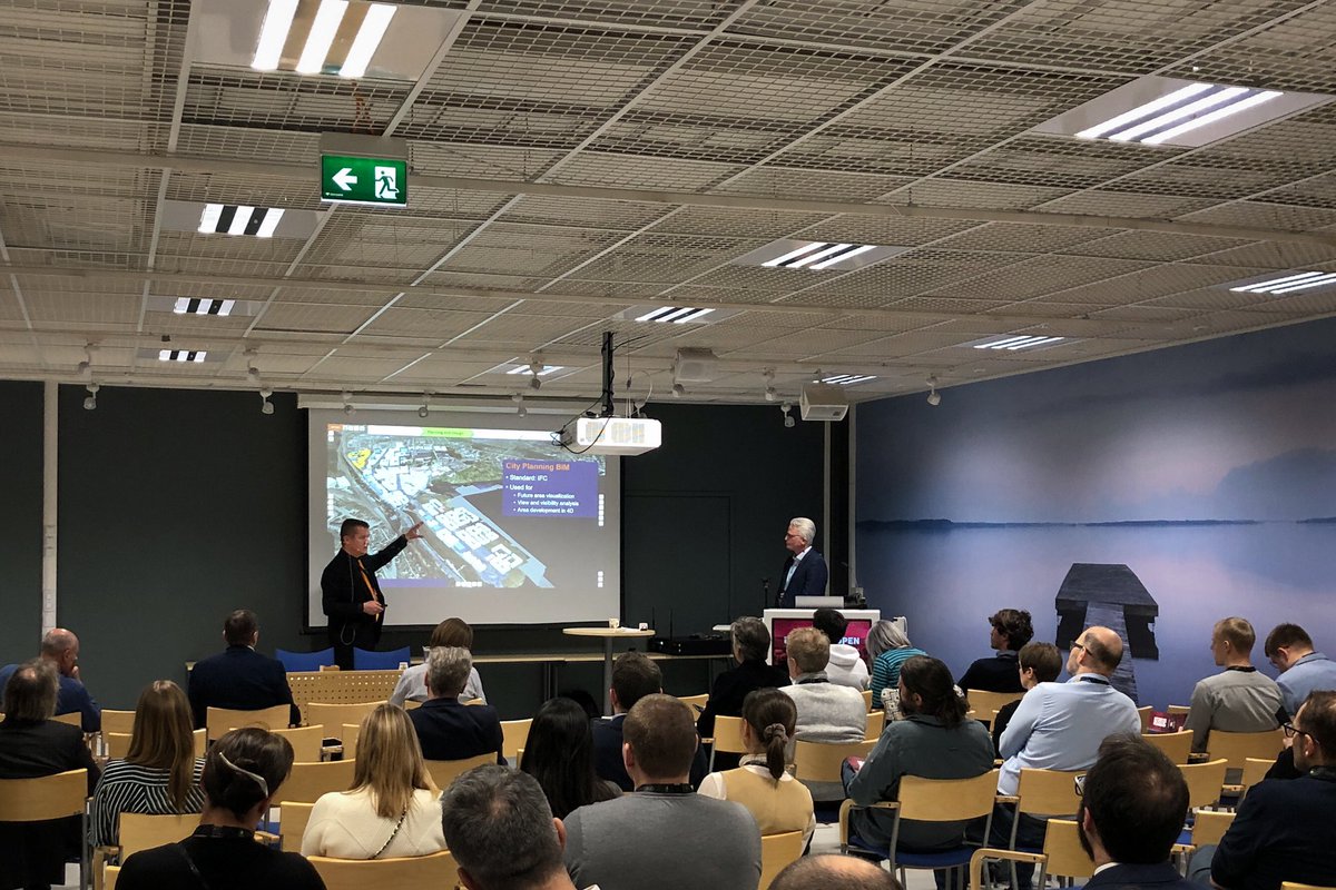 Jarkko Sireeni from xD Visuals and Veli-Pekka Koskela from <a href="/ramboll_fi/">Ramboll Finland</a> showing how to use #openbim at #infrabimopen