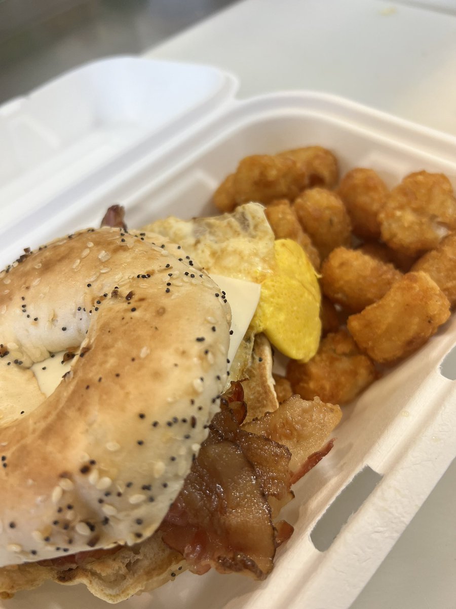 ClarkDining's tweet image. Enjoy breakfast king size!!
Try out our Breakfast sandwich (Combo 1) with your choice of meat &amp;amp; breads at the Bistro🥯
