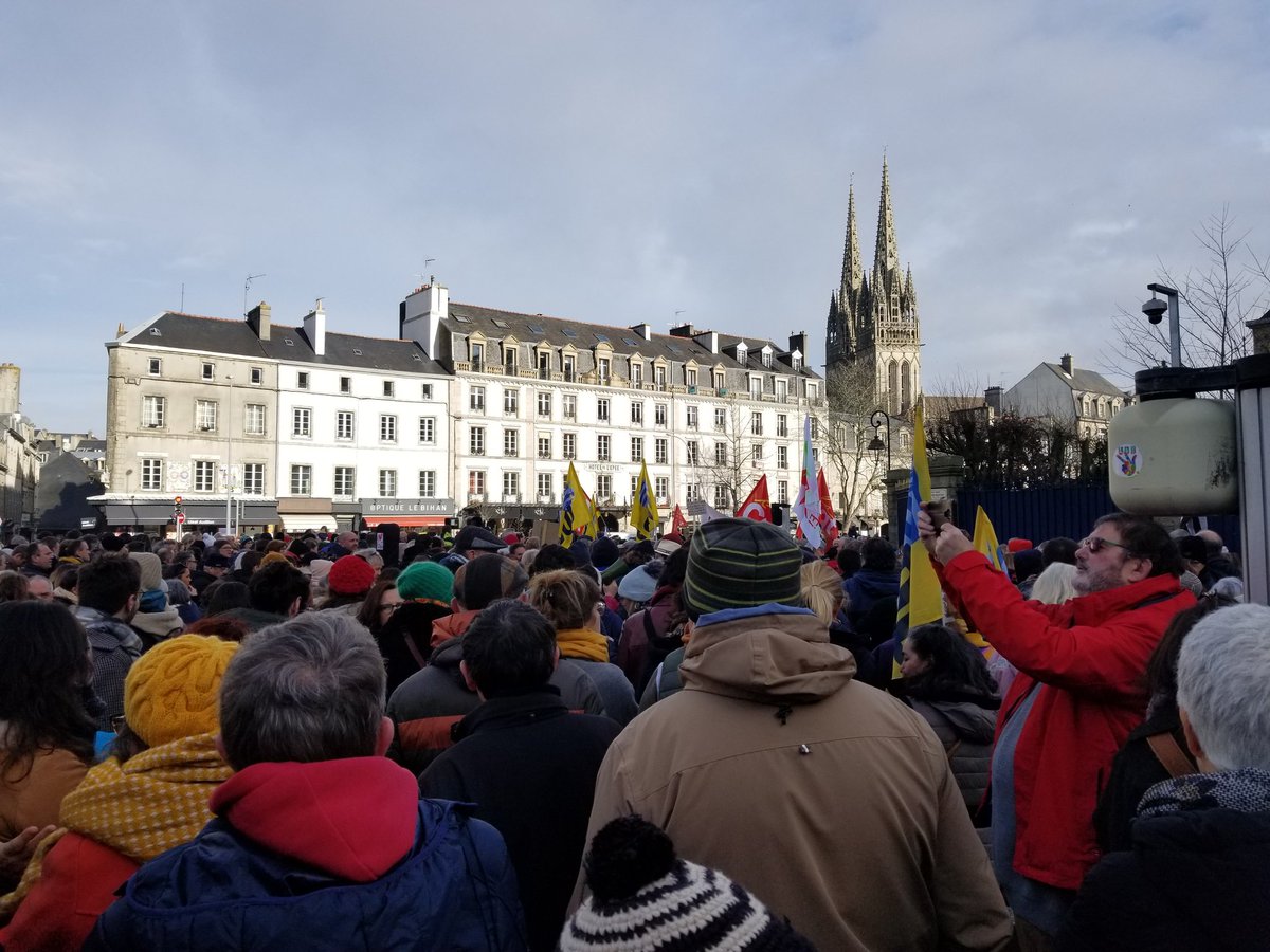 MaximeanTouzet's tweet image. Da nebeutañ kement a dud hag ar wech diwezhañ ! #bzhg
Au moins autant de personnes que la dernière fois ! #Quimper #greve31janvier #ReformeDesRetraites @UDB__ @UDB_29