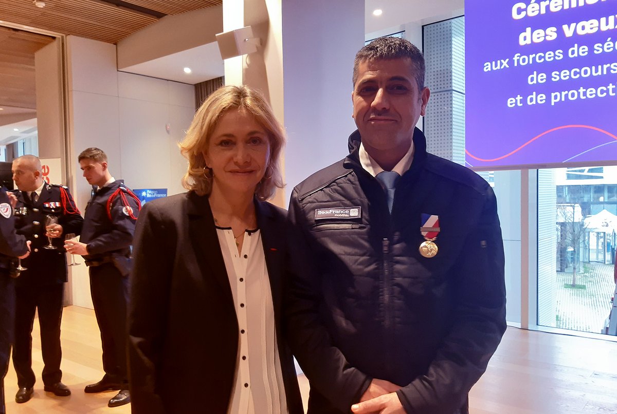 KeolisIDF's tweet photo. Remise des Médailles de la #Sécurité Intérieure aux acteurs de la #sûreté dans les #transports le 26 janvier 2023 : fierté de voir nos agents et notre partenaire @Protectim_fr décorés par Madame @VPecresse pour leur engagement et leur dévouement au quotidien !
#TeamKeolis https://t.co/otB7GtYnpJ