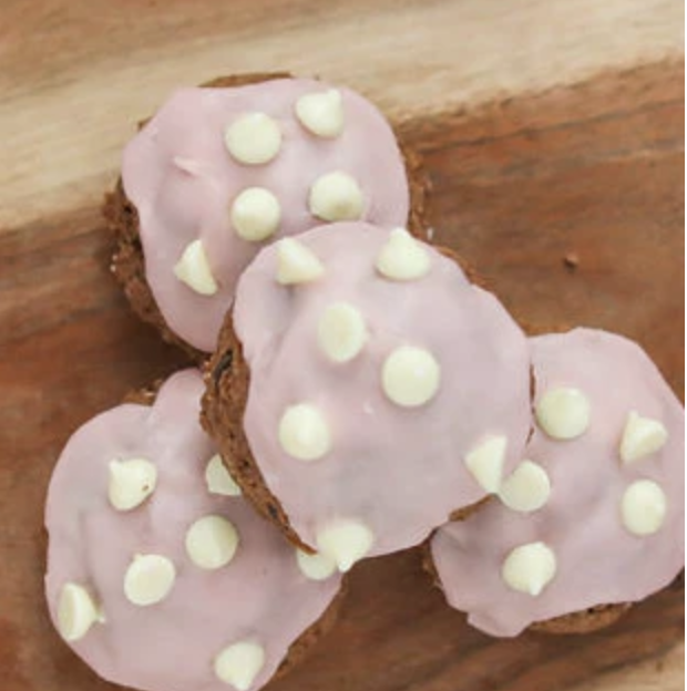 🎊  One of our customer's favorites is BACK! Infused with raspberry, this chocolate scone is topped with a sweet raspberry glaze and white chocolate chips.

 #whitechocolate #browniedelivery #brownies #catering #fooddelivery #foodgift #foodgiftlove #foodgifts