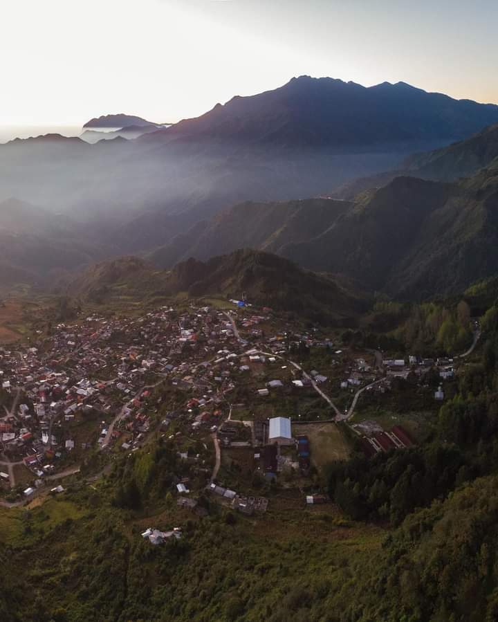 CentralQNoticia's tweet photo. 😍🌄 Este maravilloso amanecer es captado desde la peña del trueno, ubicada en el pueblo de #Totontepec villa de morelos, a las faldas de la segunda montaña más grande de Oaxaca el #Cempoaltépetl en la Sierra #Mixe.
📸 Francisco Salinas
#CentralQNoticias #Noticias #Oaxaca https://t.co/kNibSXX2dV