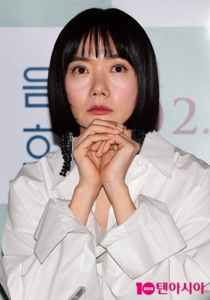 i just realize (again) how badly i missed doona over the past year that itʼs such a delight to see her being able to attend #nextsohee's promo events this time 🥹 looking chic and fabulous as always 🤍 #배두나 #baedoona