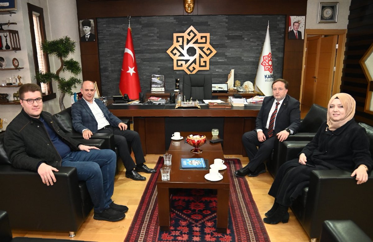 AK Parti İlçe Başkanımız Yusuf Hocaoğlu, Kadın Kolları Başkanımız Ayfer Özsoy ve Gençlik Kolları Başkanımız Kamil Yağız Yılmaz’ı belediyemizde ağırladık.

Kendilerine nazik ziyaretleri için teşekkür ediyorum.