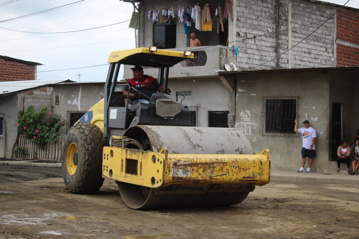 MLomense's tweet photo. #Infórmate 
#ColocaciónDeMaterialReciclado 
#ConvenioPrefecturaDelGuayas_GADMunicipal 
Observamos en las fotografías los trabajos de reconformación, hidratación y compactación con material asfáltico reciclado en la Calle Eloy Alfaro y calle Guayaquil del barrio Guayaquil. https://t.co/XdwJKUjpNw