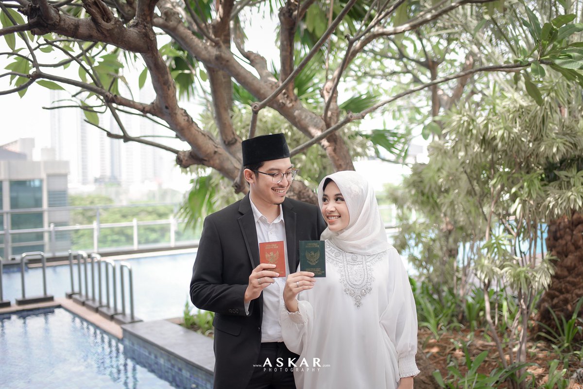 DhikapritaH's tweet photo. Tim nikah di kua karena lockdown awal pandemi 2020 h-2minggu lengkap harus dgn masker dan sarung tangan, dandan seadanya, abis itu ngajak abang potograper ke hotel buat poto-poto 🥹🥰 👍🏼 https://t.co/pClvLhUjqD