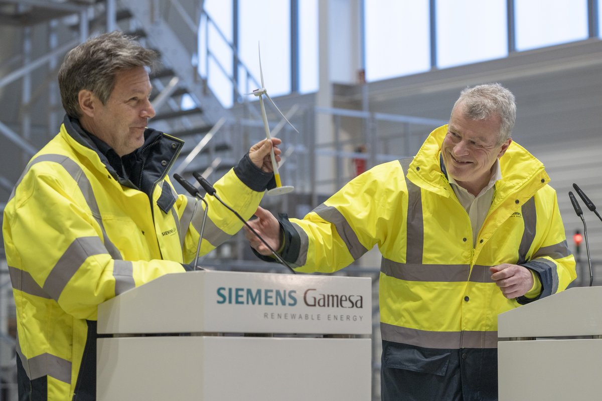 Yesterday: Groundbreaking cabinet decision for rapid expansion of #WindEnergy in Germany. Today: At the world’s most modern plant for offshore nacelles. German Minister Habeck visits <a href="/SiemensGamesa/">Siemens Gamesa</a> in Cuxhaven. Getting ready for #MoreWindNow.
