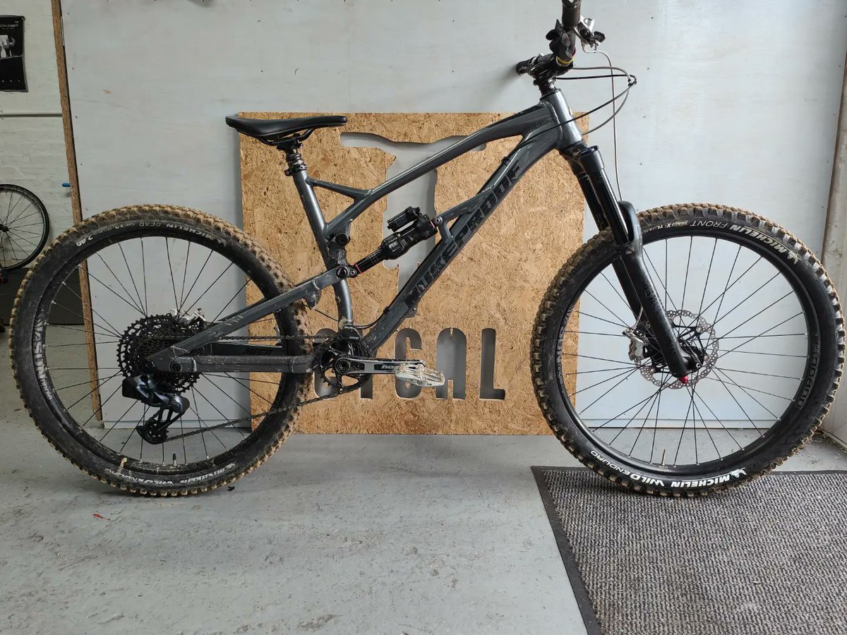 CYCALBicycle's tweet photo. Big upgrade done to this Nukeproof Mega with SRAM GX AXS wireless gears!
.
#nukeproof #mega #nukeproofmega #sram #wireless #sramgxaxs #axs #gxaxs #fullsuspension #mtb #mountainbike #bikeshop #bikerepair #bilerepairshop
#bicycleshop #bicyclerepair #bicyclerepairshop #bike #bicycle https://t.co/9jFhzRyaGW