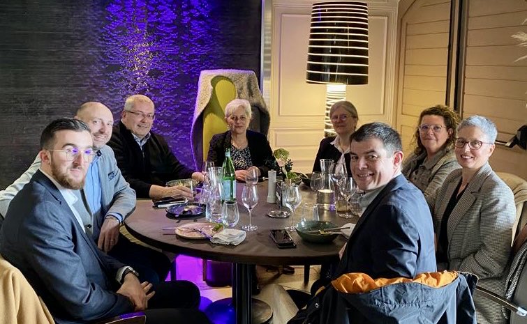 AmePoste's tweet photo. Réunion Ame Ouest , Pays de Loire, Maine Val de Loire, futures régions fusionnées en une seule Drex, et Normandie,  en amont de la réunion managériale organisée par la DEX ouest
⁦@GroupeLaPoste⁩ https://t.co/YhUaMAogwJ