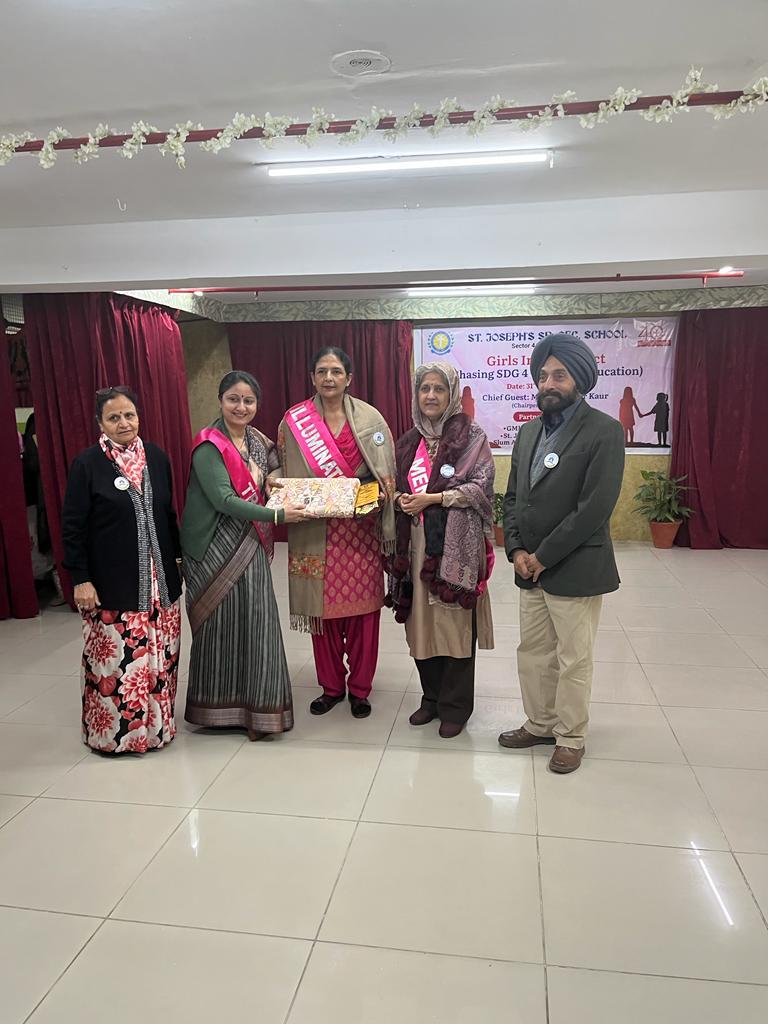 ghs53chd's tweet photo. Headmistress & Teachers @ghs53chd getting felicitated by the @ccpcrofficial for their contribution to #BPBB #GirlIndiaProject at St.joseph's Sr. Sec School Sector 44 . @ChdGovtSchools
@MinistryWCD https://t.co/yMZKkZgPgg