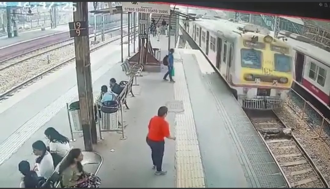 railhunt's tweet photo. चर्चगेट के चीफ लोको इंस्पेक्टर #CLE के सुसाइड की गंभीरता से जांच जरूरी है. जो सूचना सोशल मीडिया में आ रही उसके अनुसार उन्हें किसी मामले में SF5 दिया गया था. उसकी बात नहीं सुनी जा रही थी. रेलमंत्री @AshwiniVaishnaw व @Gmwrly इसकी गंभीरता से जांच कराये. https://t.co/XcngI5cMaP