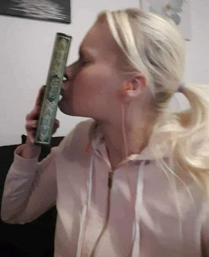 Avrupalı Hristiyan bir kız İsveç'te Kuran'ı öpme kampanyası başlattı ve yaptığı açıklamada;
 "Bu kitapta ne yazdığını bilmiyorum ama insanlıktan ve merhametten söz ettiğini düşünüyorum ve bu kitabı öpüyorum" dedi. Kendisine teşekkür ediyoruz.
Kalbindeki Ayetleri hissetmiş.