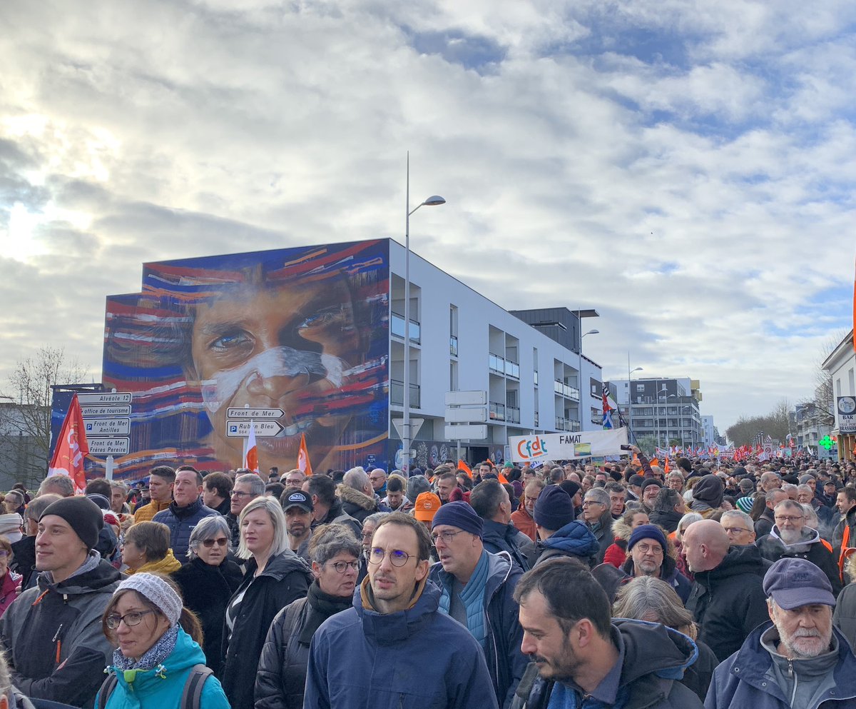Aux côtés des travailleuses et des travailleurs, nous étions 14 000 dans la rue pour demander au Gouvernement de renoncer à sa réforme des #retraites injuste et discriminatoire. #Emploi #64ansCestNon #SaintNazaire