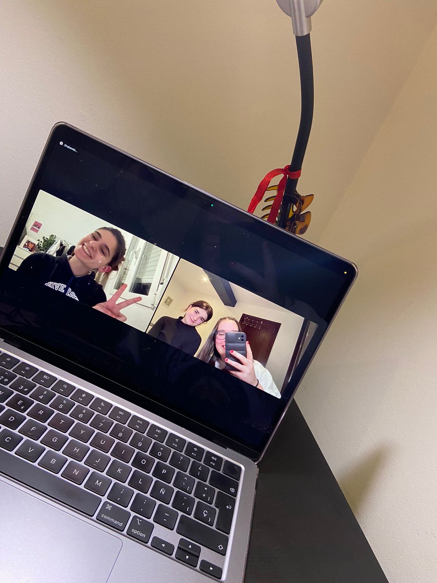 Onte volvemos a recoñecernos como esas pringadas do instituto que nalgún momento decidiron que ser pringadas non era tan mala cousa. Moi pronto, Belén Puime. Sempre agradecidas @Pringadas_serie