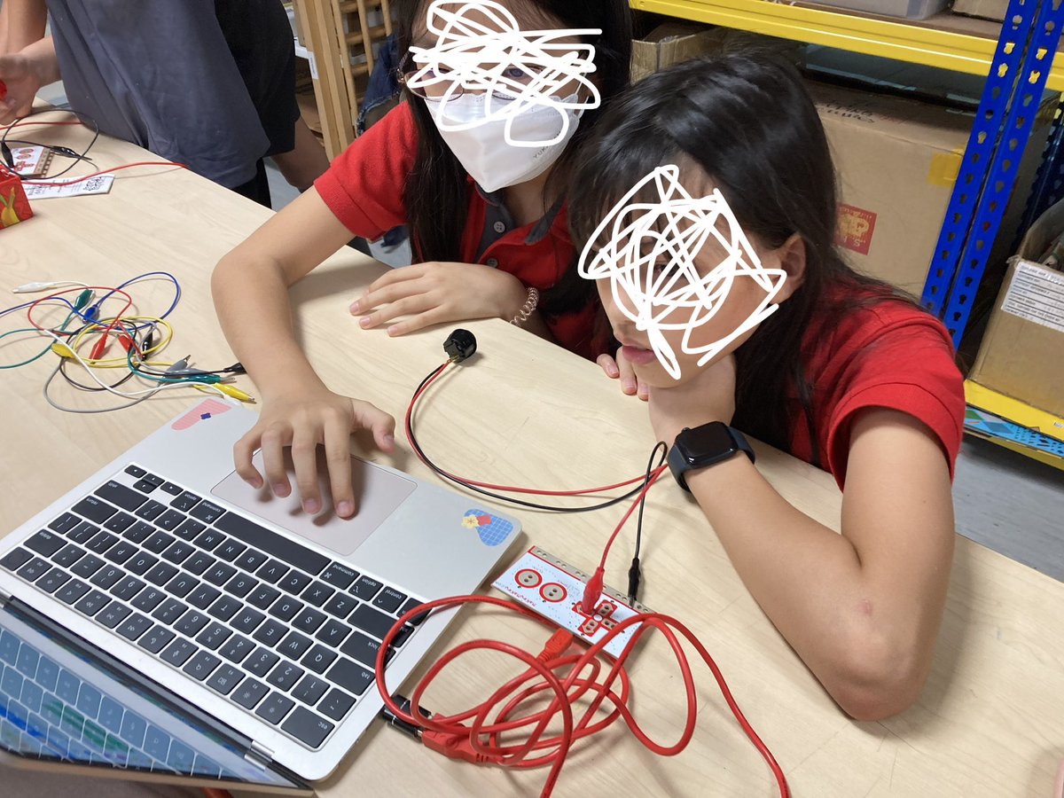 harves4556's tweet photo. G5 @IGBintschool were playing around and connecting arcade switches to their MakeyMayeys and connecting to and coding with Scratch. Getting ready for PYPX #igbis #esDesign #pyp #makeymakey https://t.co/XzNAqIvKZP