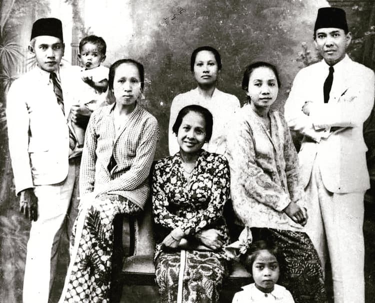 Evril_NOW's tweet photo. Gut net, epriwan. Mencoba ngulik² sejarah #InggitGarnasih (duduk tengah) istri ke dua #bungkarno

https://t.co/KDdBKR0HAE https://t.co/7keiQgyTUt