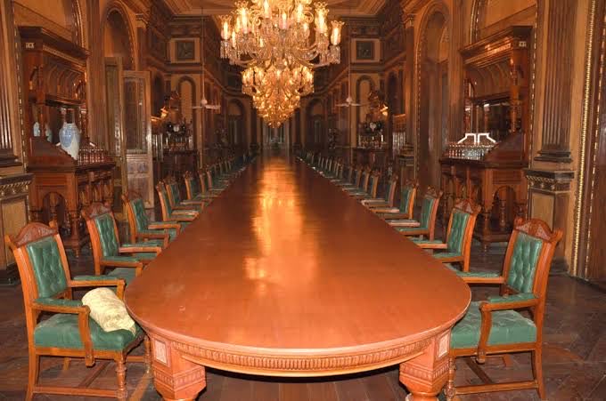 RSPraveenSwaero's tweet photo. Tale of Two Dining Tables: Left is of Falaknuma Palace built by Nizam. Right is of ⁦@TelanganaCMO⁩ in New Secretariat built with approx ₹1200 Cr of Public Money. With no sufficient funds to pay salaries-pensions &amp; poverty, doesn’t it remind us of Nero and Roman Empire? https://t.co/ydTrvzC1cF