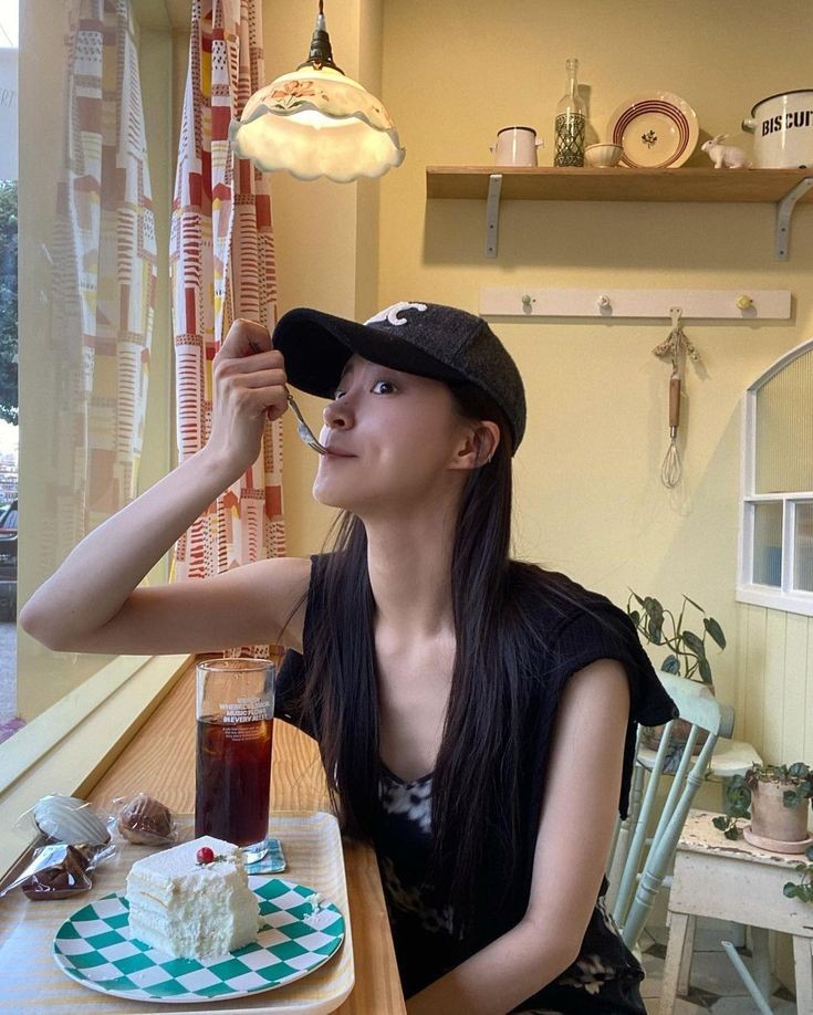 rpziyoung's tweet photo. ️️sunny day, suddenly I found a cafe that really caught my attention, a strategic place and has lots of bright colors in every corner. I tried the milk cake with strawberries, It's so much fun to see the streets eating these cute cakes. I hope you guys can experience them too🐰 https://t.co/rdaWi9JZeN