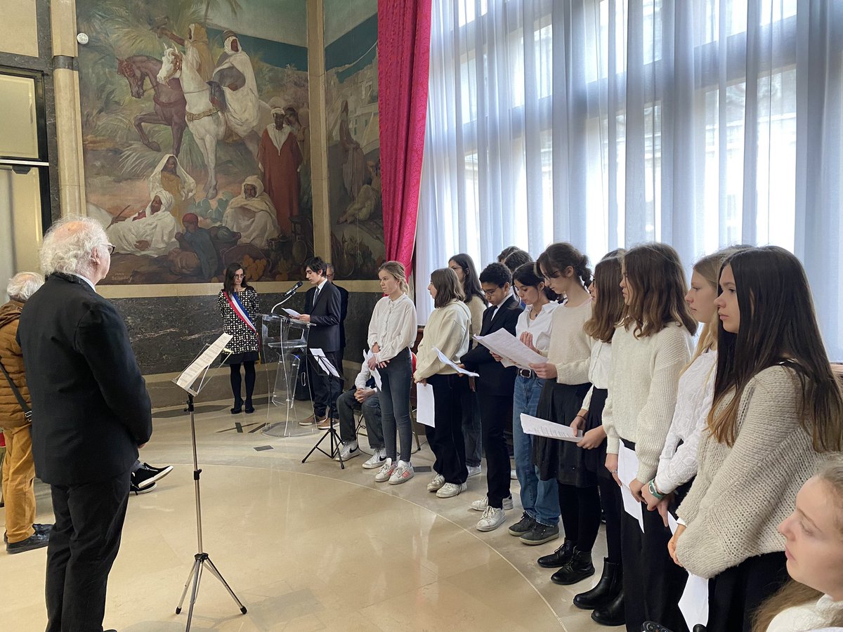 CSGuedj's tweet image. Se rappeler des horreurs du passé pour un monde meilleur demain. Merci aux élèves du @CollgeCourteli1 pour leur engagement. Chant des marais. Témoignage poignant d’Esther Senot. #memoire #engagement @PapNdiaye @Academie_Paris @Mairie12Paris