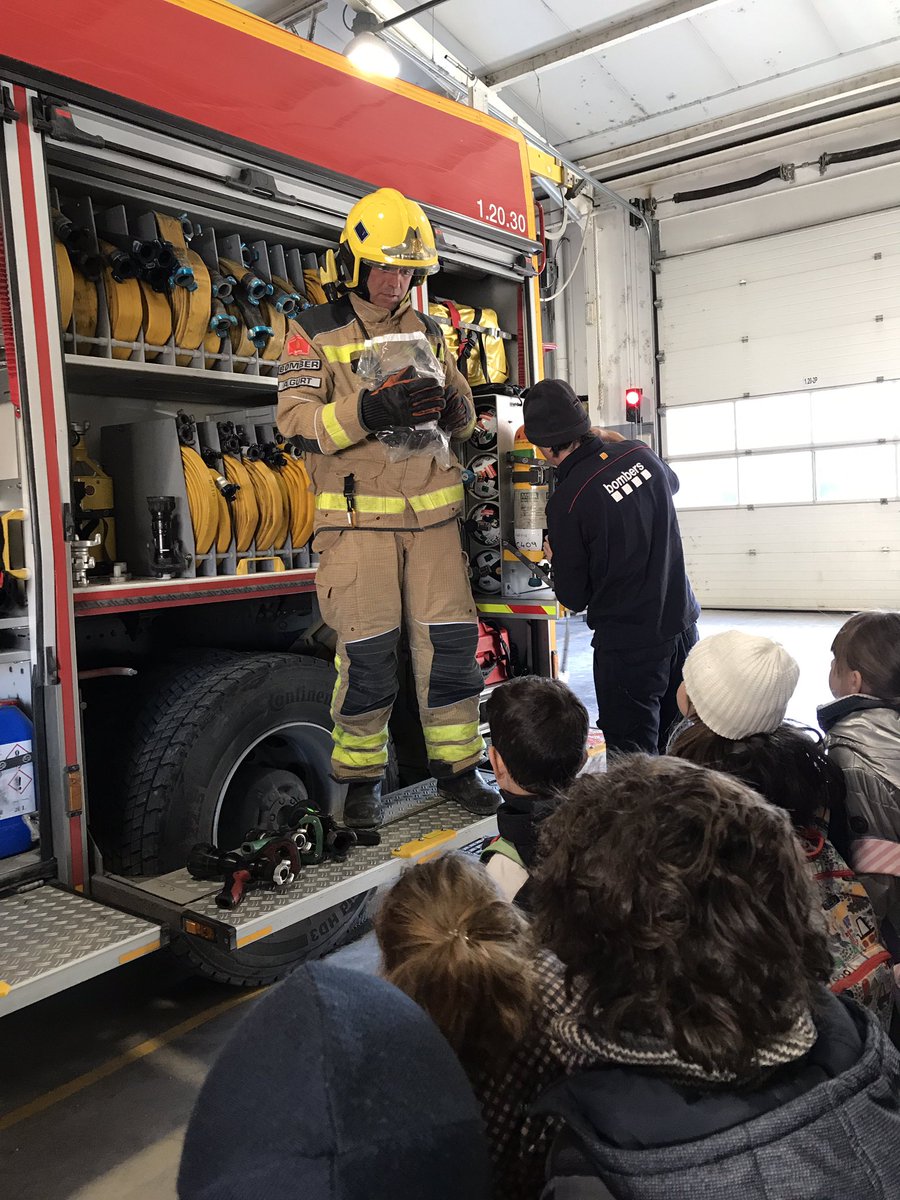 ie_martamata's tweet photo. Els infants d’i5 B visitem el Parc de Bombers de Torelló per conèixer aquest ofici. Gràcies per tota l’explicació! #InfIEMM @bomberscat https://t.co/KIGtsmaFwW