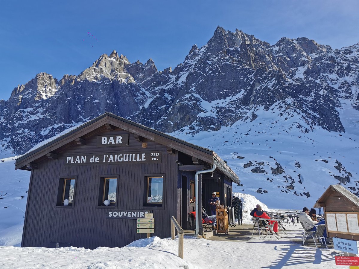 Should I ask Daniel instead of ApechNiel 'Beer? or Coffee? '!!

Me alone, drink both beer and coffee at ChamonixMontBlanc bar

#CPEuropeTrip2023 #France
#ChamonixMontBlanc