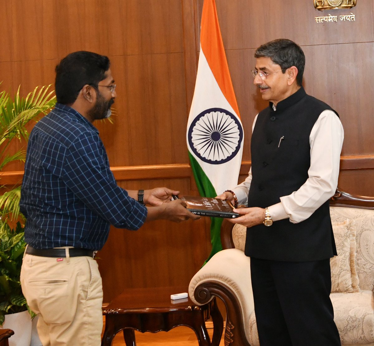 SavukkuOfficial's tweet image. Presented a book to His Excellency TN governor when I filed complained against TN CM, his son and his Home Secretary @rajbhavan_tn @CMOTamilnadu