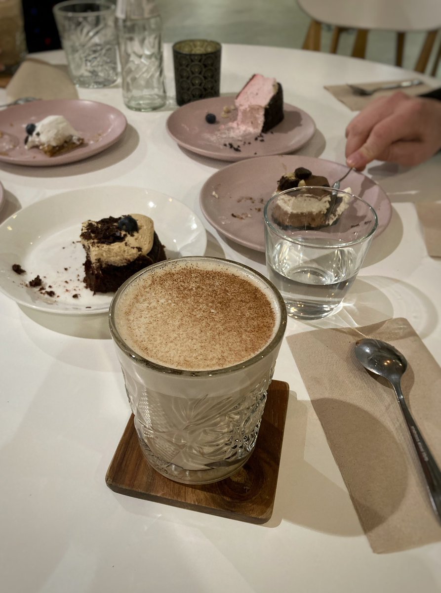 MeeriMattila's tweet photo. Lopetin viikko sitten kahvinjuomisen, enkä tajunnut et samalla menetän ison osan tällasten ihanien käsityöläiskahviloiden tarjonnasta. Onneks on chai latte ja muutama pala kakkua kylkeen. #makeacoffee https://t.co/6DhfJ3UvfV