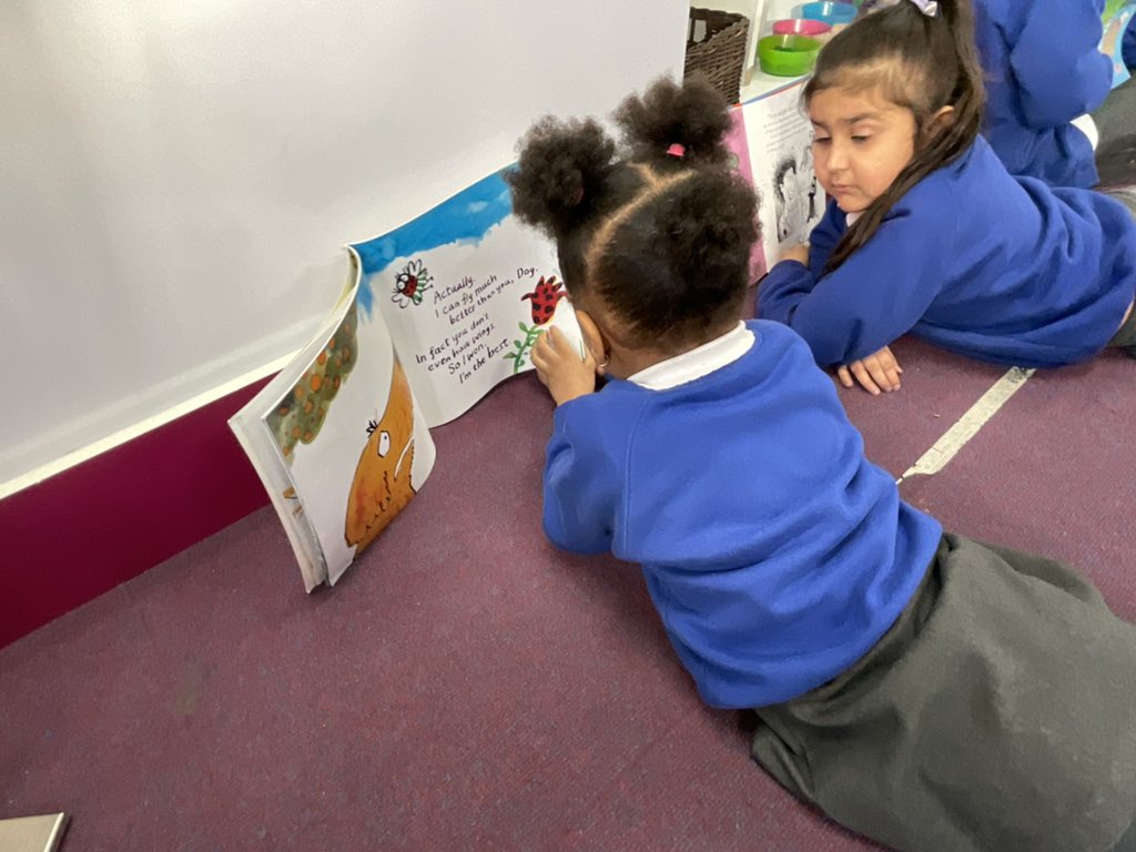 MissAddae's tweet photo. Aqua Class enjoyed looking at books this afternoon. They looked at the pictures, shared their thoughts with their friends and came up with their own stories to match the illustrations 👏🏽 📕 📚 @ShacklewellE8 @NewWaveFed https://t.co/TrH0DvV6Th