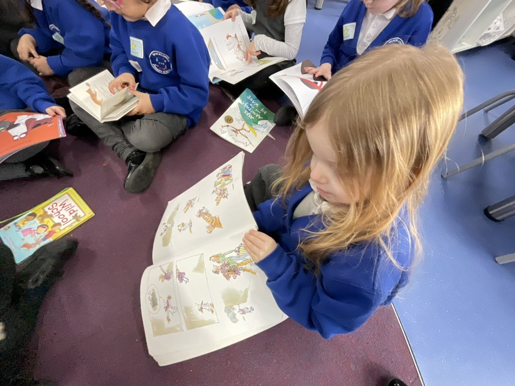 MissAddae's tweet photo. Aqua Class enjoyed looking at books this afternoon. They looked at the pictures, shared their thoughts with their friends and came up with their own stories to match the illustrations 👏🏽 📕 📚 @ShacklewellE8 @NewWaveFed https://t.co/TrH0DvV6Th