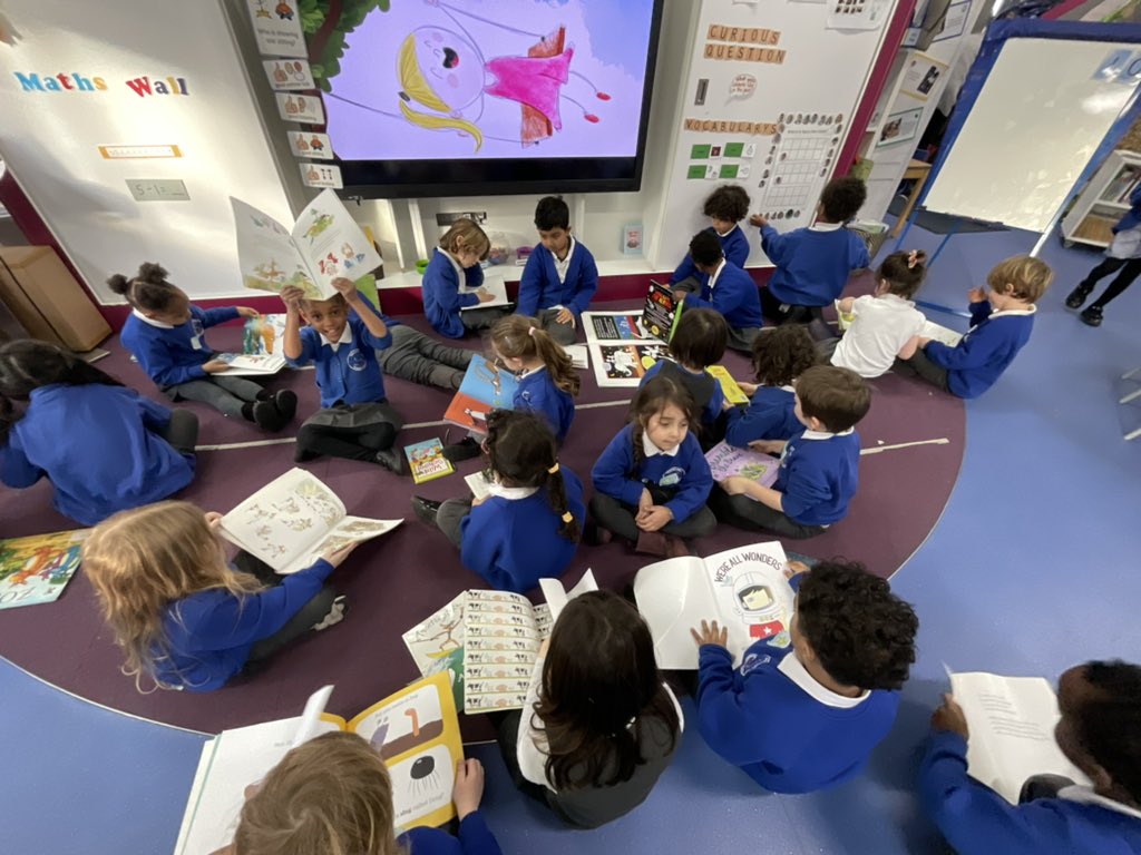 MissAddae's tweet photo. Aqua Class enjoyed looking at books this afternoon. They looked at the pictures, shared their thoughts with their friends and came up with their own stories to match the illustrations 👏🏽 📕 📚 @ShacklewellE8 @NewWaveFed https://t.co/TrH0DvV6Th