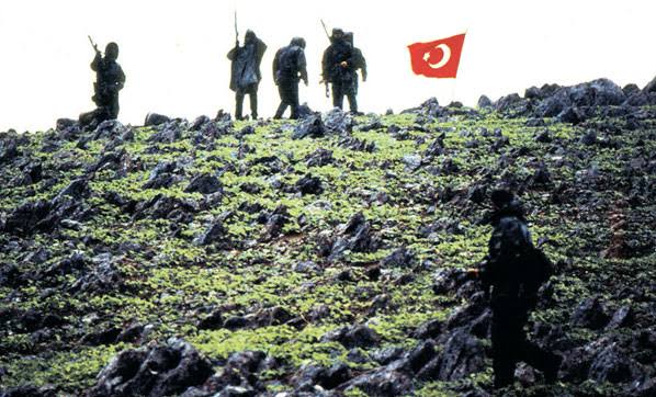 27 yıl önce, 10 SAT Komandosu onlarca gemiden oluşan Yunan Filosunun içinden fark edilmeden geçerek Kardak Kayalıkları'na Türk Bayrağı dikti.
