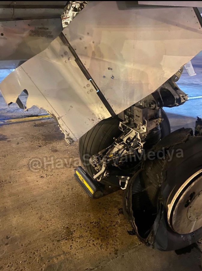Transponder1200's tweet photo. Un #Boeing737 de #TurkishAirlines matrÃcula TC-JYD, sufriÃģ la explosiÃģn de uno de los neumÃĄticos del tren principal derecho, durante su aterrizaje en la pista 25 del #Aeropuerto Kayseri (LTAU), TurquÃa. Cuando cumplÃa el vuelo #TK2014. Sin heridos.
Foto: @HavaSosyalMedya https://t.co/MqX89UYBoZ