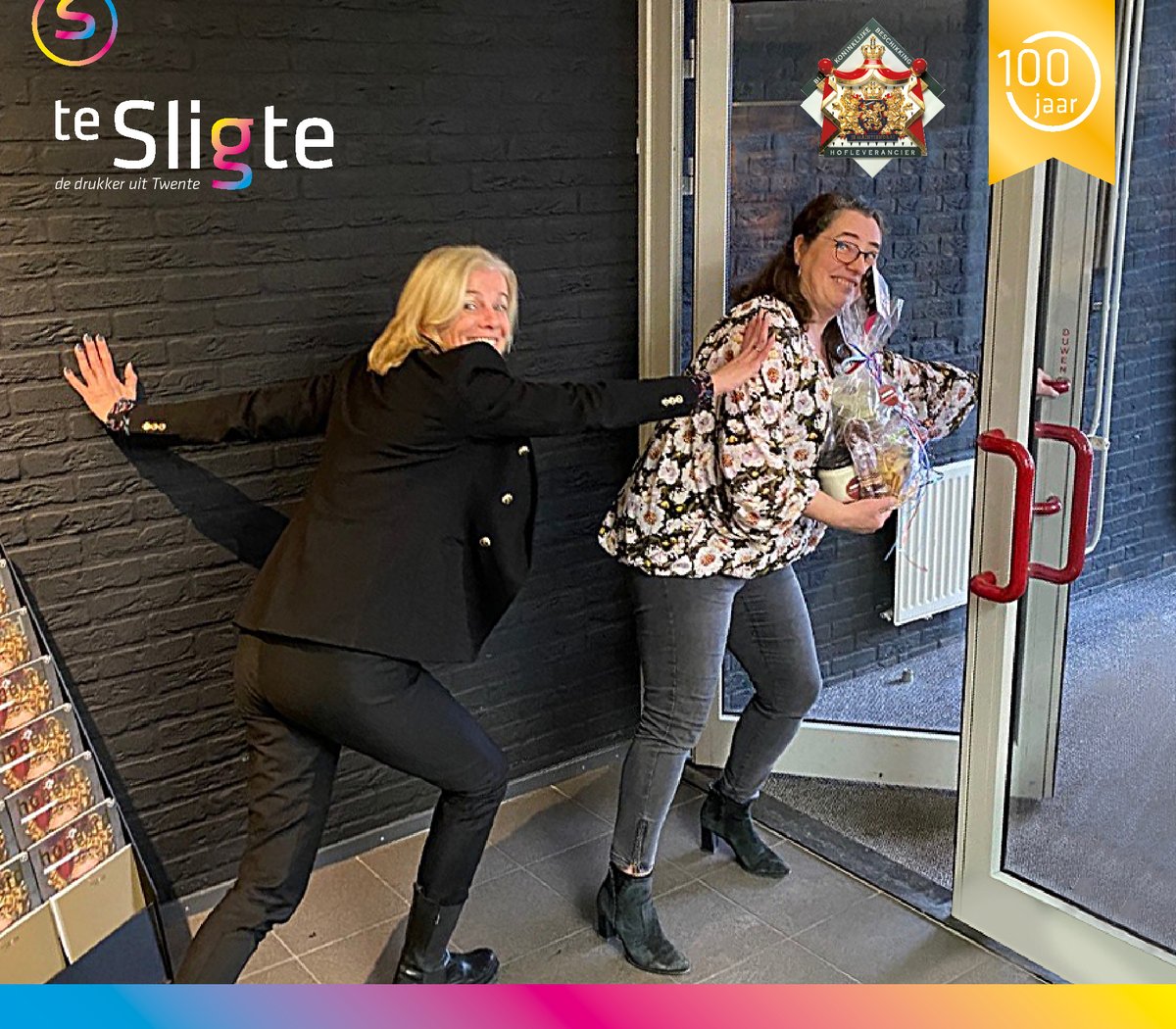 tesligte1's tweet photo. Na 24 jaar trouwe dienst gaat Yvon ons verlaten. Bedankt voor alles en veel succes met je nieuwe uitdaging in Middelbeers!

Dag Yvon, hallo Debbie!

#afscheid #drukkerij #tesligte #enschede #100jaar #hofleverancier https://t.co/epu8bqAipJ