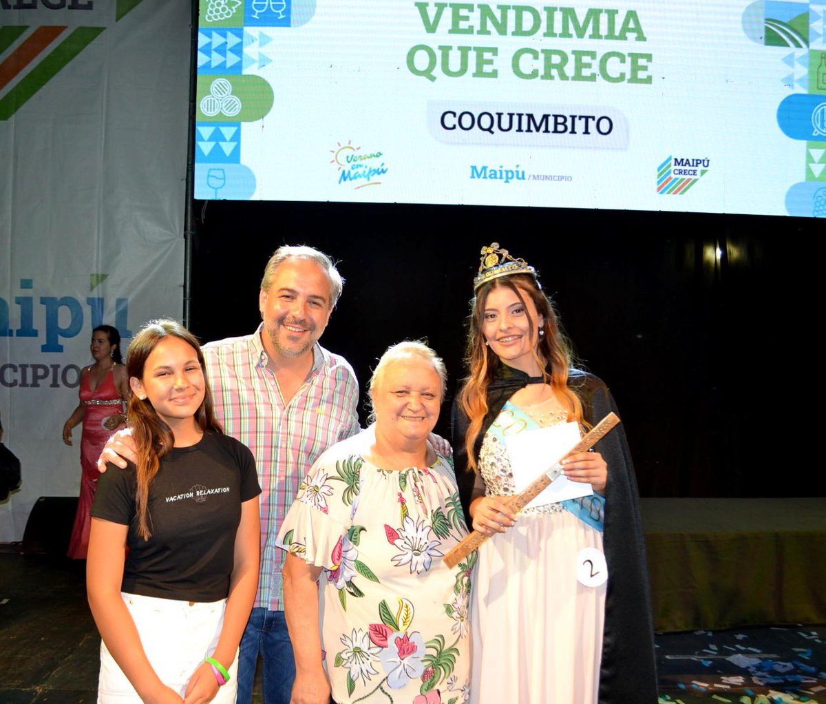 MatiasStevanato's tweet image. 🍇• #Coquimbito disfrutó de su Fiesta Distrital de la Vendimia.

Vivimos una noche estupenda, con la gran actuación de artistas y bailarines que deleitaron a todo la comunidad.

¡Felicitamos a Francesca Feriozzi, Reina Distrital 2023!

En Maipú, la Vendimia crece.