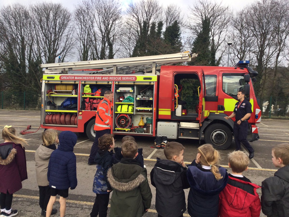 hardymillsch's tweet photo. An amazing visit from @manchesterfire. Key Stage One loved learning about firefighters and the Great Fire of London. We all sat in the fire engine and used the fire hose. #firesafety #fireexperts 🔥👨🏼‍🚒🔥👨🏿‍🚒 https://t.co/gnaEepotTh