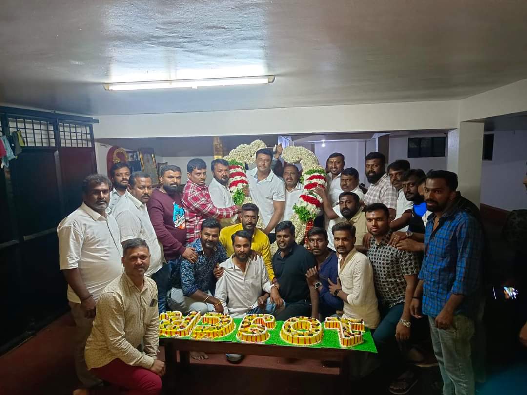 DFDH7999TN's tweet photo. 100cr celebrations  #dboss #ChallengingStarDarshan #KrantiBlockBusterHit https://t.co/I76LYPw0Ug
