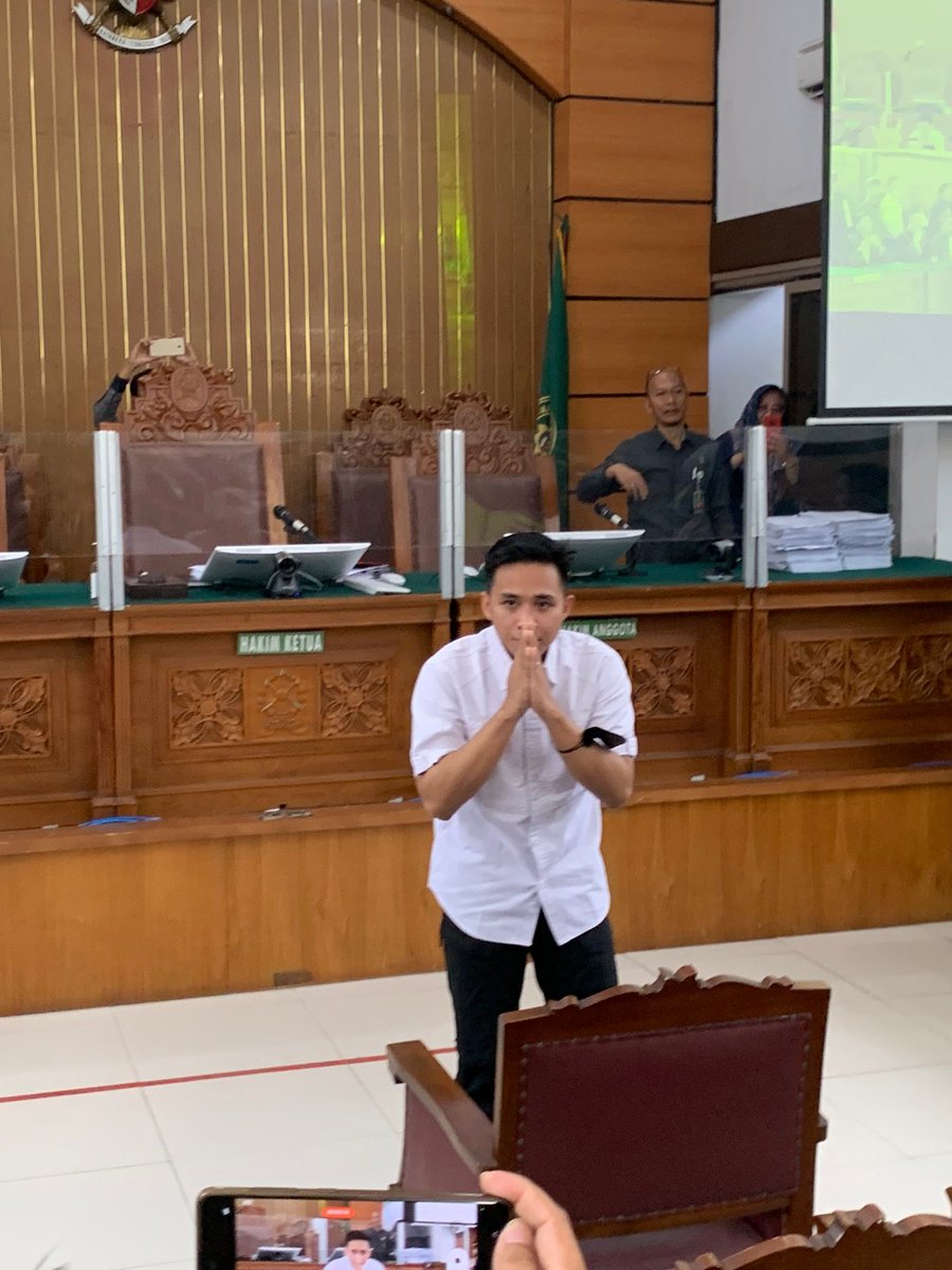 BREAKING NEWS : Majelis hakim memvonis Richard Eliezer 1 tahun 6 bulan.

Wow, justice kolaborator.. 🔨