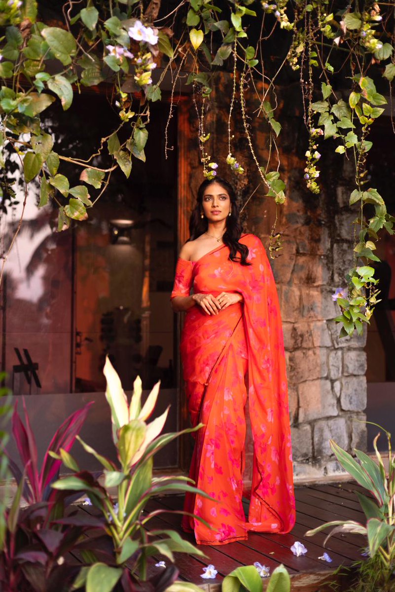 rameshlaus's tweet photo. . @MalavikaM_ looks dreamy in a red saree for her movie promotions..
#christy #feb17release
#maxxopr https://t.co/Asqro41LBt
